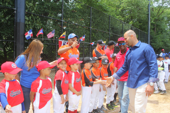 Otro grupo de ni&ntilde;os se notan muy alegre con el saludo que recibieron del estelar Albert Pujols.