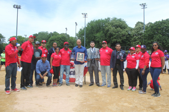 Albert Pujols, presenta la placa que recibi&oacute; en el merecido homenaje que le ofreci&oacute; la Fundaci&oacute;n Dominicana de Deportes en Nueva York, junto a los dem&aacute;s homenajeados.