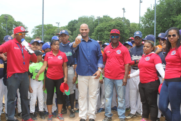 Albert Pujols es captado en el momento que hace el lanzamiento de la primera bola en la inauguraci&oacute;n de la IV Copa de B&eacute;isbol &ldquo;Albert Pujols&rdquo; 2015, esta vez dedicada a Mike Loparo.