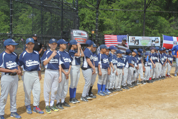 Integrantes de la delegaci&oacute;n de la Liga Deportiva de B&eacute;isbol Dar&iacute;o de Le&oacute;n, anfitriona del magno evento, son captados alineados en la ceremonia.