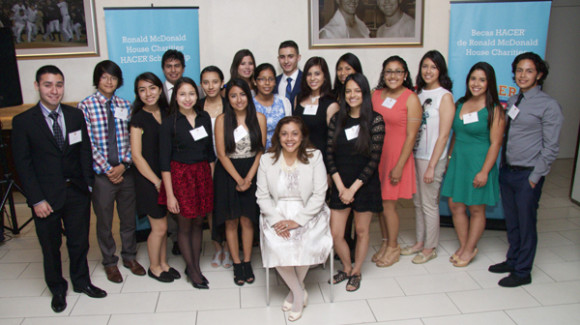 Estudiantes junto a la jueza Sallie Manzanet-Daniels (sentada).