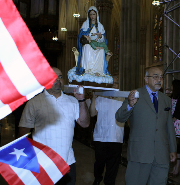 Comenz&oacute; con el acostumbrado desfile con las banderas de Estados Unidos y Puerto Rico, la estatua de la Virgen de la Providencia (patrona de los puertorrique&ntilde;os).
