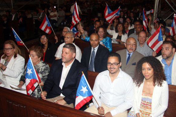 El p&uacute;blico boricua presente ondeaban su bandera con orgullo, la misa da inicio al calendario de la semana de actividades del Desfile Nacional Puertorrique&ntilde;o de Nueva York.