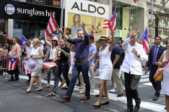 El gobernador de Puerto Rico Alejandro García (c), junto a autoridades locales durante la celebración del Desfile Nacional Puertorriqueño, en la Quinta Avenida de Nueva York.