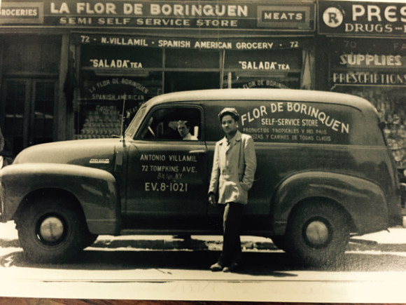 Foto de Archivo autoría de Justo A. Martí en que se aprecia a la tienda de abarrotes “La Flor de Borinquen” de Antonio Villamil y su carro de distribución, localizada en el número 72 de la avenida Tompkins en Brooklyn, ya en 1950 vendía productos latinos.
