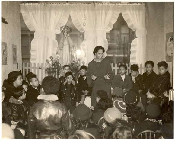 Un evento organizado por la Vanguardia Puertorriqueña, organización fundada en 1935 cuyo lema era “Ser, no parecer” en el cual consta el congresista Vito Marcantonio compartiendo con las madres boricuas el 7 de mayo de 1941.