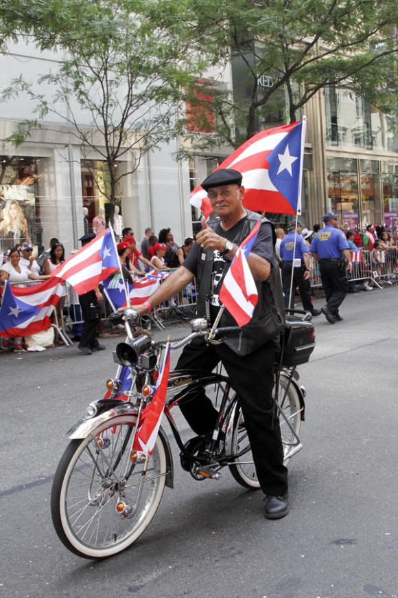Un hombre participa en la celebración del Desfile Nacional Puertorriqueño.