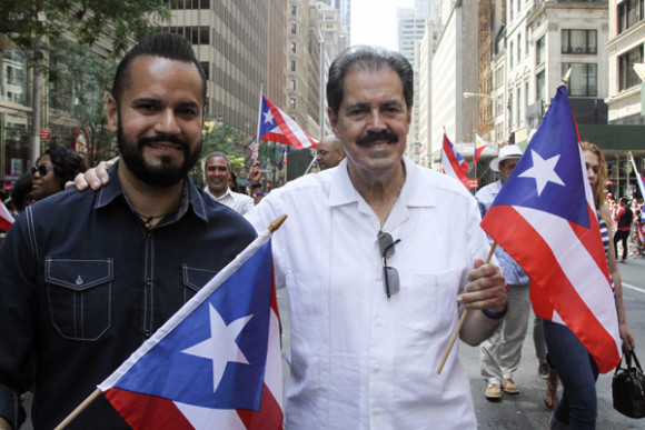 José Marco Serrano (i), senador del Estado de Nueva York junto a su padre, José Serrano (ddurante la celebración del Desfile Nacional Puertorriqueño, en la Quinta Avenida de Nueva York.