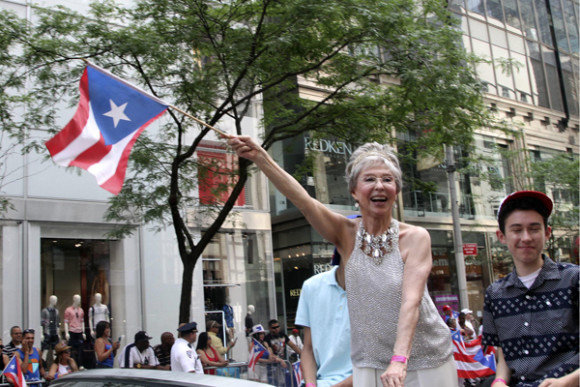 La actriz Rita Moreno (c), acompañada de sus nietos Justin (i) y Cameron (d), durante la celebración del Desfile Nacional Puertorriqueño, en la Quinta Avenida de Nueva York.