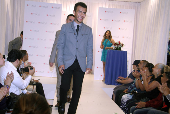 Los estudiantes tuvieron su tiempo de pasarela frente a familiares, amigos y clientes de la tienda Macy's de Bay Plaza de El Bronx.