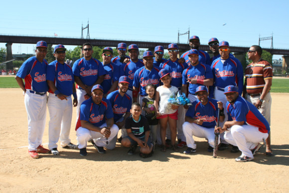 Con la participaci&oacute;n de cuatro equipos, fue inaugurado el 18.&ordm; Torneo de S&oacute;ftbol de la Liga del Deportivo Regional Santiago y una dedicatoria especial al deportista Robert Taveras, en el diamante 22 del complejo Deportivo de Randall Island.