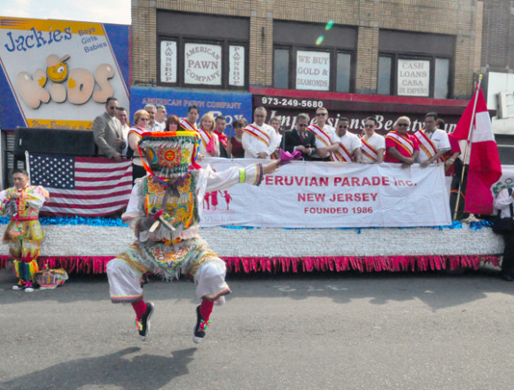 Danzantes de tijera, originario del Per&uacute;, durante el Peruvian Parade.