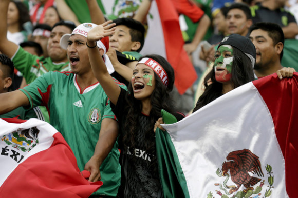 La afici&oacute;n mexicana celebra durante la final de la Copa de Oro 2015.