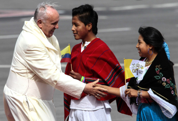 El papa Francisco saluda a j&oacute;venes a su llegada, el pasado 5 de julio de 2015, a Quito, capital de Ecuador, en la primera parada en su gira latinoamericana.