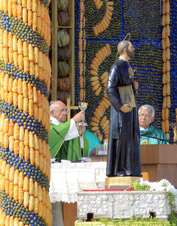 El papa Francisco celebra una misa, el 12 de julio de 2015, en &Ntilde;u Guaz&uacute;, una base militar en Asunci&oacute;n, Paraguay.  
