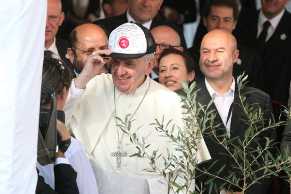 El papa Francisco con una gorra, el domingo 12 de julio de 2015, en el ba&ntilde;ado norte de Asunci&oacute;n, Paraguay, durante su &uacute;ltima jornada en el pa&iacute;s. 