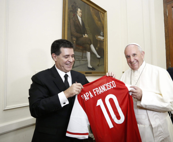 El presidente paraguayo Horacio Cartes (i), obsequia una camiseta de la selecci&iacute;n de f&uacute;tbol de Paraguay al papa Francisco (d), el 10 de julio de 2015, en la sede del Palacio de Gobierno de Asunci&oacute;n, Paraguay.  