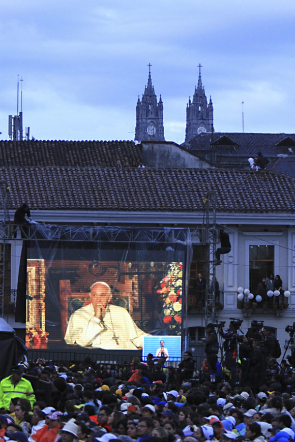 Cat&oacute;licos ecuatorianos son vistos, el 7 de julio de 2015, durante la visita del papa Francisco en la Plaza de San Francisco en Quito, Ecuador. 