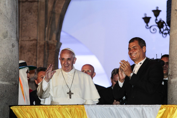 El papa Francisco (i) es visto a su llegada, el 6 de julio de 2015, junto al presidente de Ecuador Rafael Correa, en el Palacio de Gobierno en Quito, Ecuador.