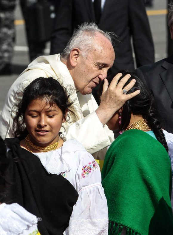El papa Francisco (i) saluda a dos ni&ntilde;os ind&iacute;genas, el 5 de julio de 2015, en Quito, capital de Ecuador.