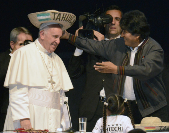 El papa Francisco (i) usa un sombrero t&iacute;pico de la regi&oacute;n de Santa Cruz mientras saluda al presidente boliviano, Evo Morales (d), el 9 de julio de 2015, durante un encuentro con movimientos sociales en Santa Cruz, Bolivia.