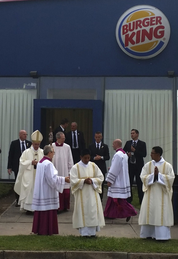 El papa Francisco utiliza un local con el emblema del Burger King como sacristia antes de la misa en el parque de Cristo Redentor en Santa Cruz de la Sierra en la misa multitudinaria que celebr&oacute; en el segundo d&iacute;a de su viaje a Bolivia.
