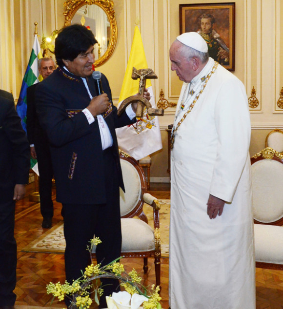 Fotograf&iacute;a cedida por la Agencia Boliviana de Informaci&oacute;n de el papa Francisco, el 8 de julio de 2015, junto al presidente boliviano Evo Morales, quienes intercambiaron varios regalos en el Palacio de Gobierno de La Paz, Bolivia, entre ellos una cruz formada con una hoz y un martillo y el "Libro del Mar" entregados por el mandatario.