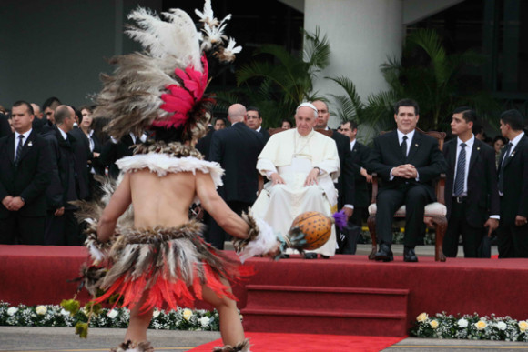 Un grupo de bailarines da la bienvenida al papa Francisco, el 10 de julio de 2015, en el aeropuerto Silvio Pettirossi de Asunci&oacute;n, Paraguay.  