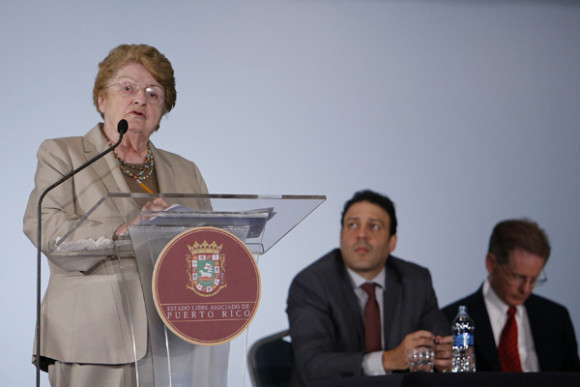 La ex economista jefe del Banco Mundial Anne Krueger (i) habla durante una presentaci&oacute;n ante legisladores y alcaldes en el Centro de Convenciones de San Juan. Krueger dijo que la situaci&oacute;n de Puerto Rico es "insostenible", por lo que debe acometer "significativos" ajustes fiscales, adoptar medidas que fomenten el crecimiento econ&oacute;mico y abordar el tema de la deuda. 