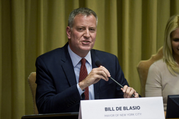 El alcalde de Nueva York, Bill de Blasio, se unió a una coalición de políticos, sindicatos y grupos comunitarios que urgieron al presidente de Estados Unidos, Barack Obama, y al Congreso a permitir que Puerto Rico se declare en bancarrota para hacer frente a la crisis económica que afronta.