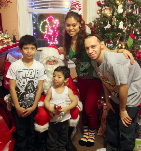 Andrew (d) junto al &aacute;rbol de Navidad disfruta con su esposa Ashley y sus peque&ntilde;os hijos Mateo y Justin, sin conocer lo que el futuro le ten&iacute;a reservado. Su gran generosidad es un legado de orgullo para su familia y un ejemplo digno de emular.