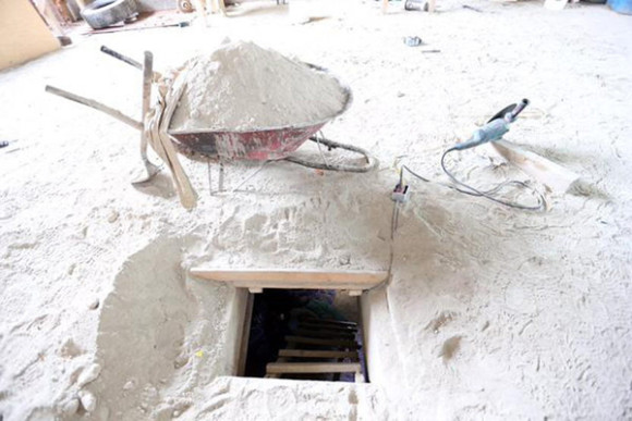 Salida del t&uacute;nel en el interior de la casa ubicada en las inmediaciones del penal de alta seguridad del Antiplano, ubicado en Almoloya de Ju&aacute;rez, en el Estado de M&eacute;xico. El t&uacute;nel genera muchas preguntas:&iquest;D&oacute;nde est&aacute; la tierra producto de la excavaci&oacute;n?&iquest;Y el ruido de la excavaci&oacute;n? &iquest;Puede un solo hombre en un espacio de 50 por 50 cent&iacute;metros realiza un t&uacute;nel de kil&oacute;metro y medio?