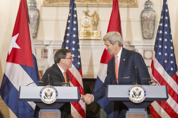 El secretario de Estado de EE.UU., John Kerry (d), y el ministro cubano de Relaciones Exteriores, Bruno Rodr&iacute;guez (i), ofrecen una rueda de prensa despu&eacute;s de una reuni&oacute;n en la sede del Departamento de Estado, en Washington, DC. 