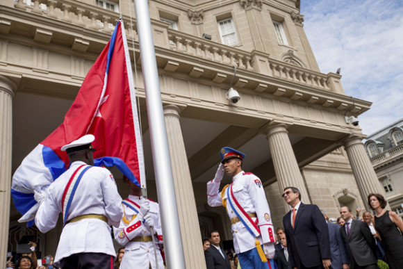 El canciller cubano, Bruno Rodr&iacute;guez (c-d) asiste a la ceremonia de reapertura de la embajada del pa&iacute;s en Washington, Estados Unidos el 20 de julio de 2015. 