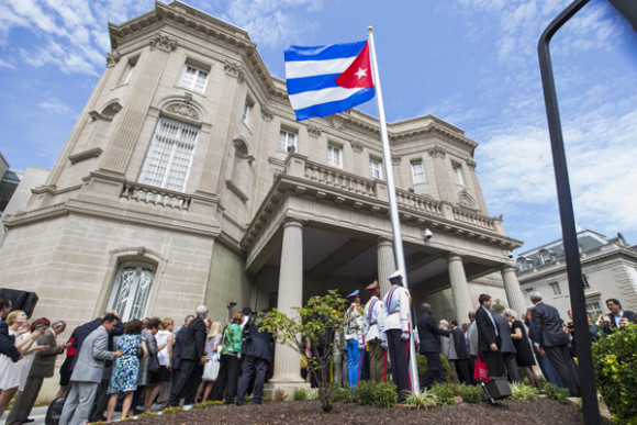 Vista de la bandera cubana izada en la embajada del pa&iacute;s en Washington, Estados Unidos el 20 de julio de 2015. 