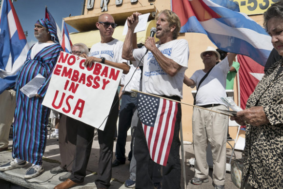 Varias personas participan en una manifestaci&oacute;n contra el restablecimiento de las relaciones diplom&aacute;ticas entre Cuba y EE.UU.