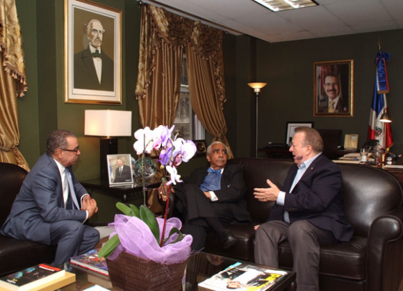 El cónsul Eduardo Selman mientras le detalla al congresista Charles Rangel, junto al embajador ante la ONU, Frank Cortorreal, el proceso de regularización de inmigrantes indocumentados en la República Dominicana.