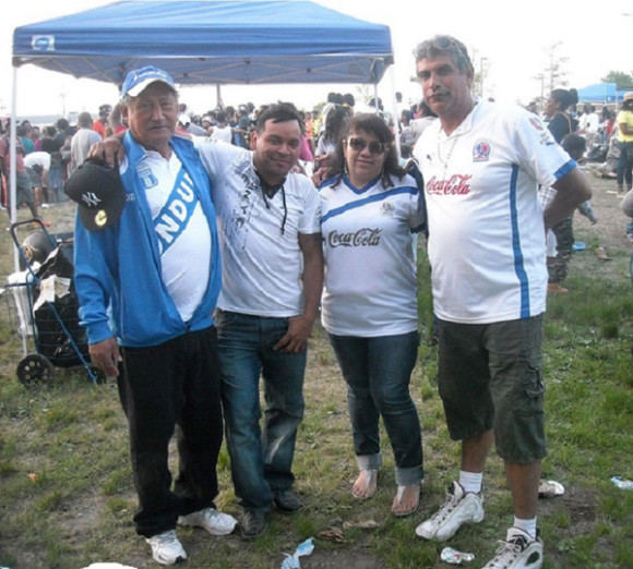Rigoberto "Shula" Gomez, &iacute;dolo e icono de los "Leones" del Club Olimpia de Honduras (i), compartiendo en las canchas del parque Ferry Point con Jose Serrano, V.P. y m&aacute;ximo dirigente de El Salvador C.A.; Yanuario "Nayo" Paz, asistente D.T. tambi&eacute;n de El Salvador y la Sra. Ana Duran. (Foto: Buki Chapin)