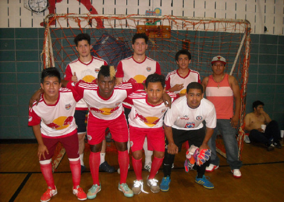 El sexteto del Diablos Rojos que se encuentran compitiendo en el campeonato de verano bajo techo en la Liga de F&uacute;tbol &Aacute;ngeles en Brooklyn. (Foto: Buki Chapin).