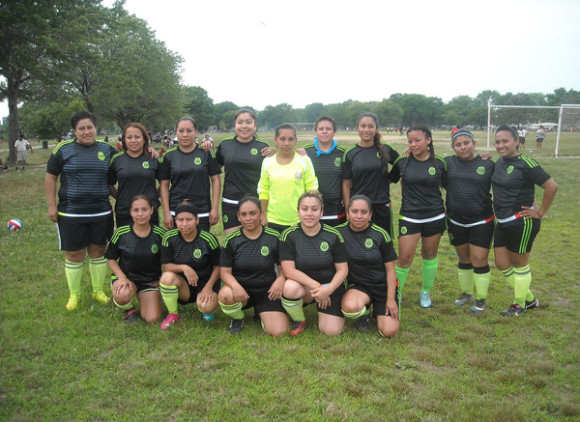 Las jovencitas del Machester United que est&aacute;n peleando por el primer lugar en el campeonato categor&iacute;a Damas organizado por la Liga Mexicana Diaz de F&uacute;tbol Soccer. (Foto: Buki Chapin).
