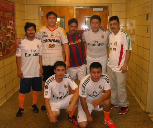El sexteto The Brothers que est&aacute;n desempenando una buena labor en el campeonato de verano jugandose bajo techo en la Liga de F&uacute;tbol &Aacute;ngeles en Brooklyn. (Foto: Buki Chapin).