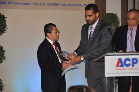 Momento en que Alex Damir&oacute;n hac&iacute;a entrega de su reconocimiento a Henry Chen, M.D. Presidente de ACP.