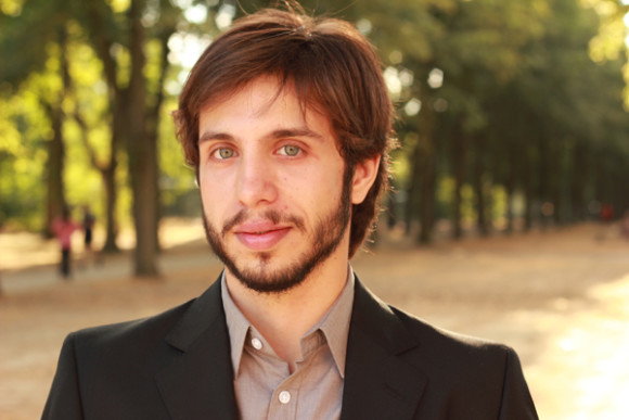 Fernando Palomeque, joven y talentosos m&uacute;sico y director argentino retorna triunfal a Nueva York, fuimos el primer medio en Nueva York en entrevistar al joven artista y ahora a su retorno nos congratulamos de sus importantes triunfos y el destello de su prestigiosa carrera.