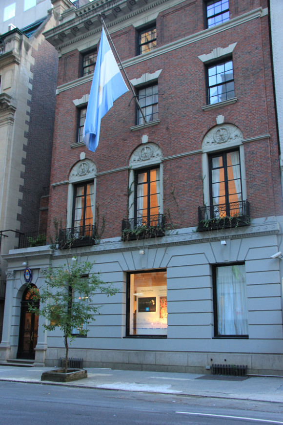 En 1947 Argentina adquiri&oacute; la hist&oacute;rica propiedad que es desde entonces sede de su representaci&oacute;n diplom&aacute;tica y en donde funciona actualmente el Consulado General y Centro de Promoci&oacute;n de la Rep&uacute;blica Argentina. En ella flamea imponente la Bandera Nacional, inspiraci&oacute;n del pr&oacute;cer Manuel Belgrano, cuyo uso se oficializ&oacute; diecis&eacute;is d&iacute;as despu&eacute;s de la Declaraci&oacute;n de Independencia, el 25 de julio de 1816.