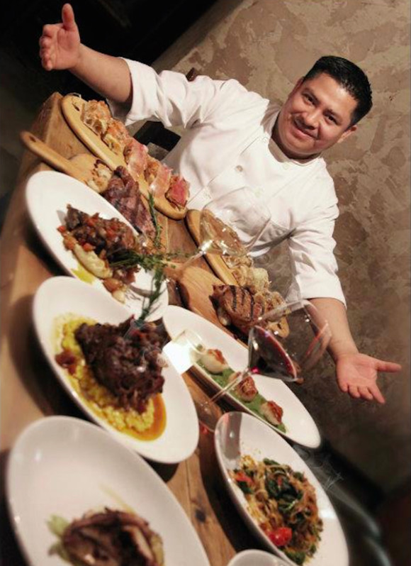 El Chef Crispín actualmente agradecido copropietario de su elegante y vanguardista restaurante en Manhattan, muestra algunos de los exquisitos platos que prepara con amor y elevado nivel de profesionalismo.