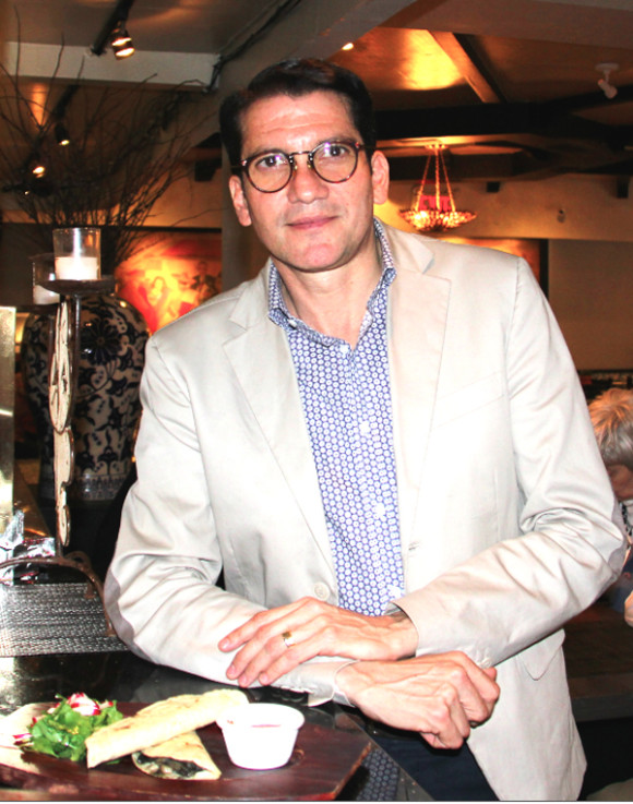  Rafael Ascencio especialista mexicano en marketing, realiz&oacute; la asesor&iacute;a del cambio de imagen de Mexican Festival. Entre sus clientes adem&aacute;s se encuentra el gobierno de Ecuador a trav&eacute;s de su oficina comercial Proecuador.