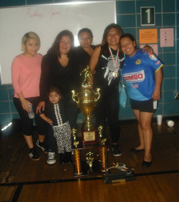 Las "aguerridas" muchachonas fan&aacute;ticas y seguidoras del equipo Unicornio, en el campeonato veraniego de indoor f&uacute;tbol en la Liga de F&uacute;tbol &Aacute;ngeles en Brooklyn. (Foto: Buki Chapin).     