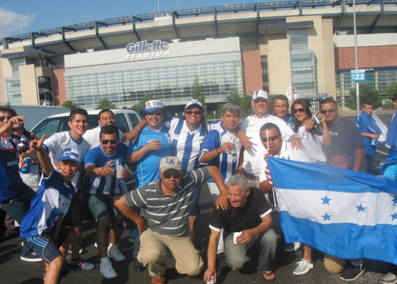 La gran fanaticada hondure&ntilde;a que domingo a domingo comparten en la cancha del parque Ferry Point. Quienes viajaron hasta Boston para apoyar a la Selecci&oacute;n de Honduras en el pen&uacute;ltimo partido en la Copa Oro 2015.  (Foto: Buki Chapin).