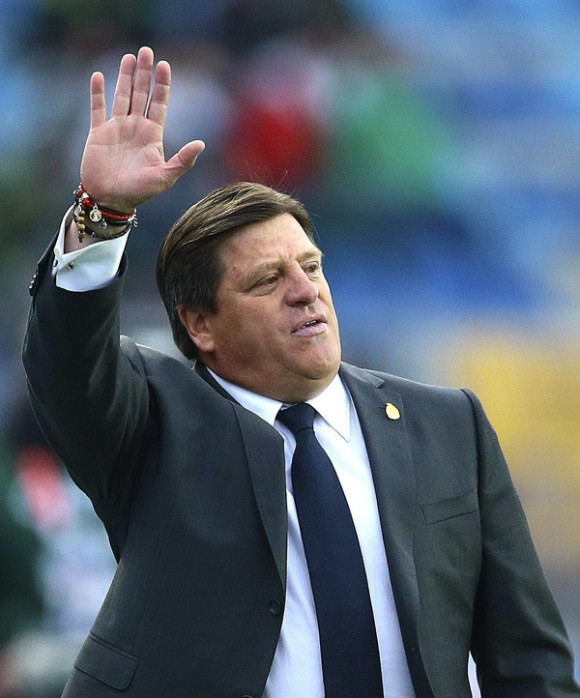 Miguel Herrera fue destituido de su cargo de seleccionador mexicano por el incidente de este lunes en el que golpe&oacute; a un periodista deportivo de televisi&oacute;n.