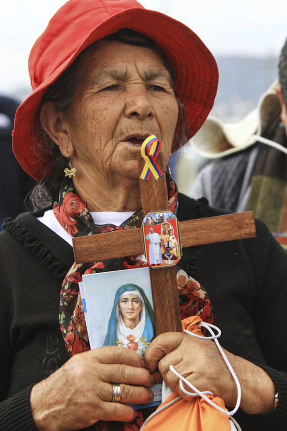 Fieles participan en la misa campal ofrecida por el papa Francisco en el parque Bicentenario de Quito, Ecuador.